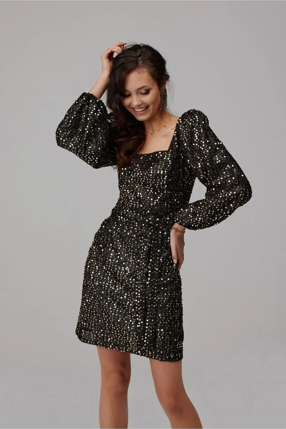 robe soirée pailletée manches longues dos nu polonaise courte col carré taille marquée jupe évasée sequins métallisés noir doré glamour