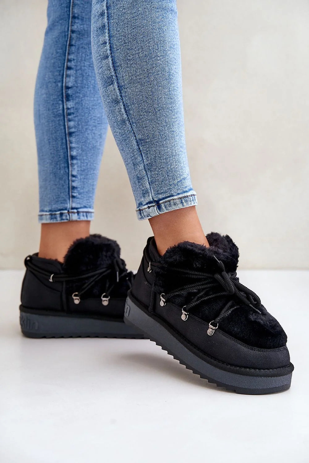 bottes neige femme cuir artificiel fourrées synthétique chaudes semelle caoutchouc crantée plateforme épaisse adhérente lacets œillets métalliques argentés