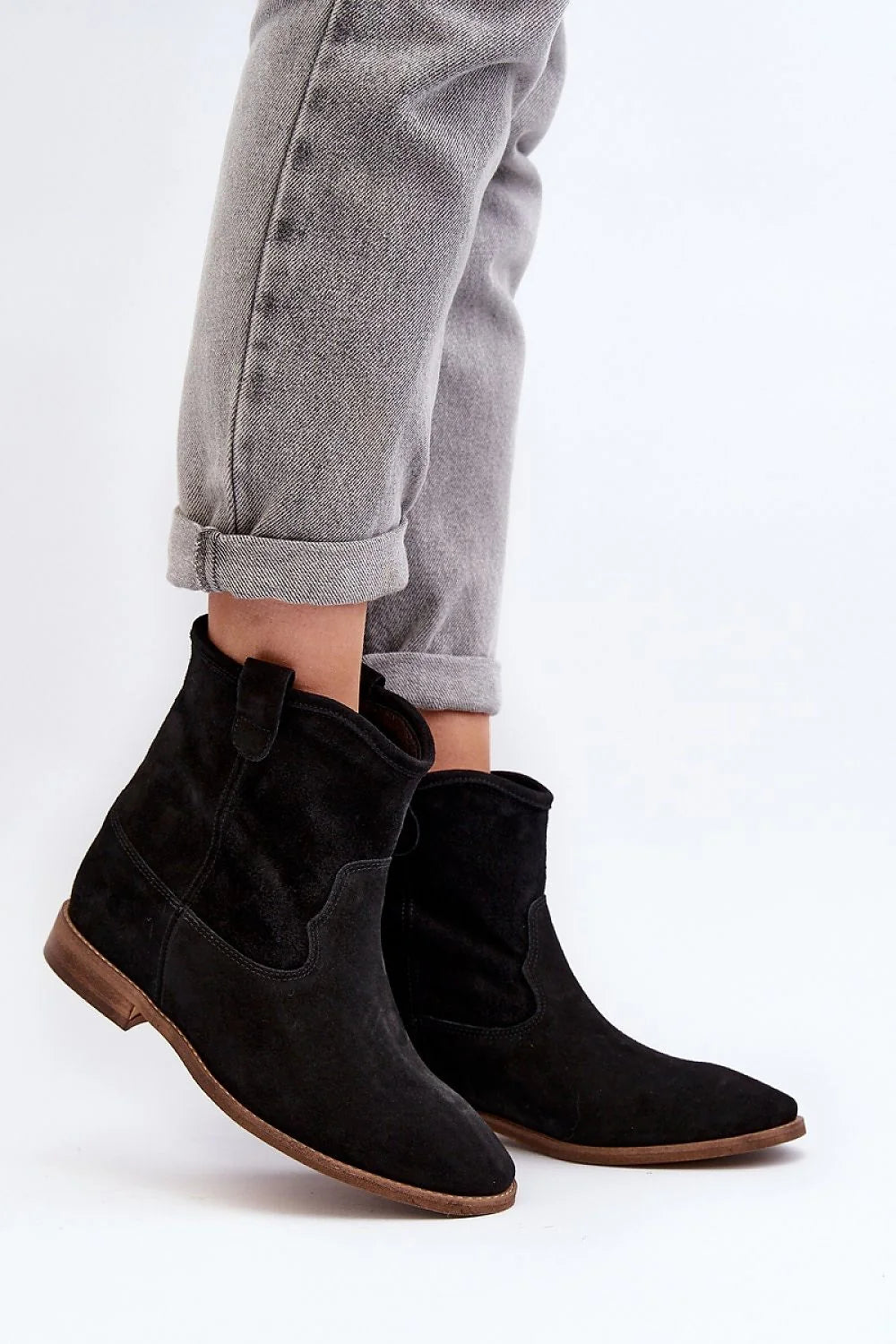bottines cuir suédé noir femme cheville western bout pointu découpes décoratives semelle marron imitation bois talon plat languettes veloutée confortable