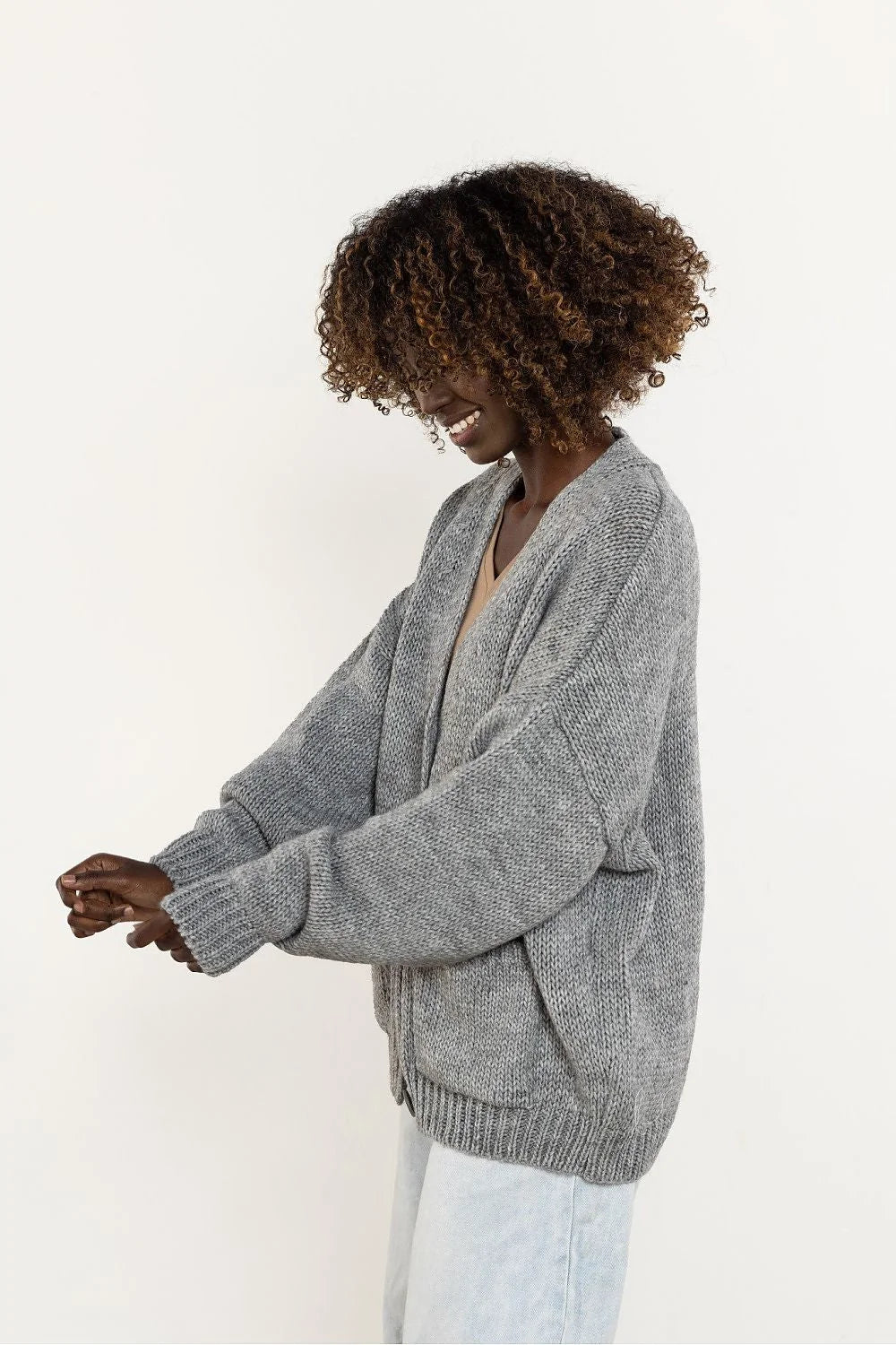 cardigan femme oversize grosse maille gris chiné col V boutonné poches plaquées manches tombantes bords côtes poignets base cosy chaud