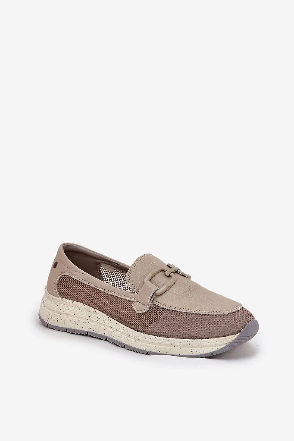 Mocassins pour femmes en cuir naturel confortables, style moderne, perforations délicates, couleur beige, tige 6 cm, semelle amortie, design slip-on, finitions soignées, talon compensé, occasions décontractées, idéal été, vêtements mode