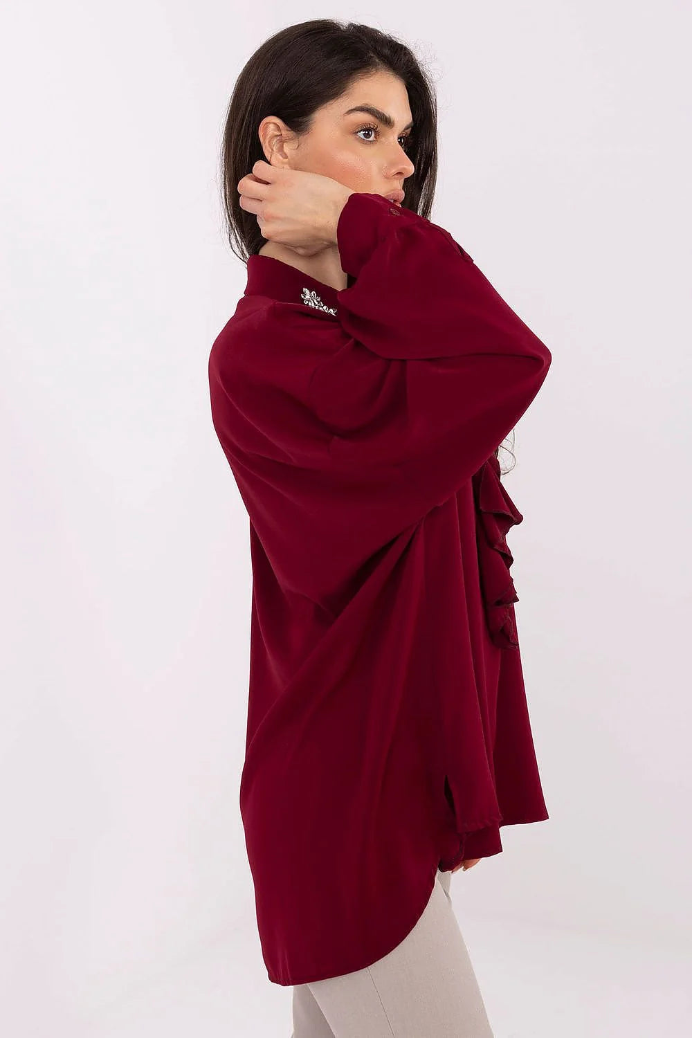 blouse élégante longue dos allongé asymétrique polyester léger motif lisse col orné jabot subtil manches bouffantes fermeture absente confortable féminine