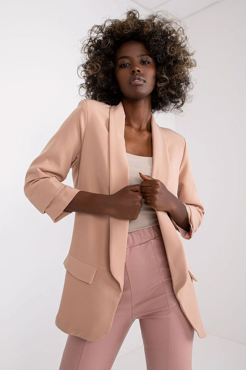 Veste blazer féminine moderne élégante nude pastel sans fermeture épaules rembourrées manches longues polyester elasthanne femmes