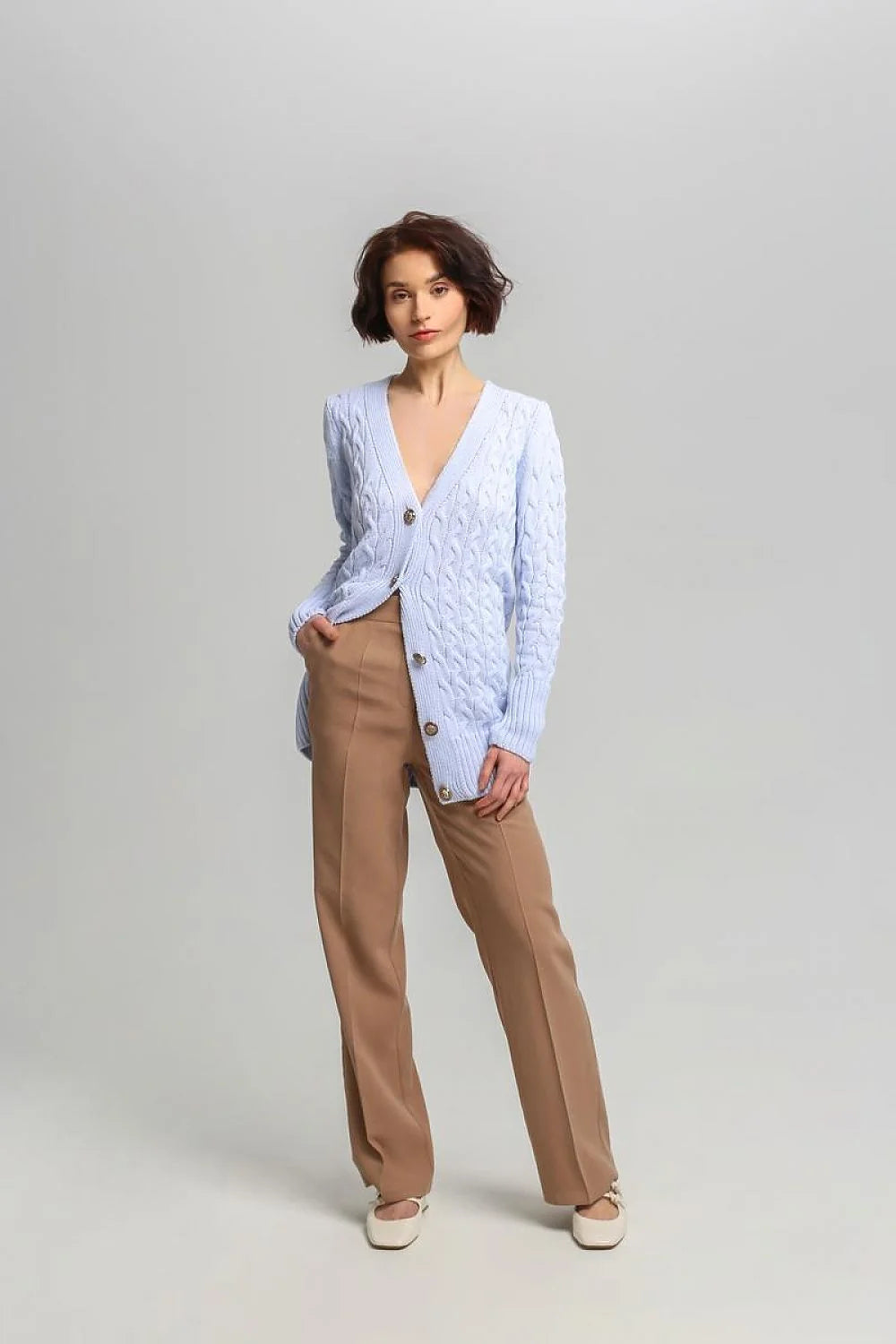 Cardigan et pantalon intarsia bleu pastel en laine mélange, style élégant, coupe ample, boutons marron, occasion bureau ou sortie décontractée