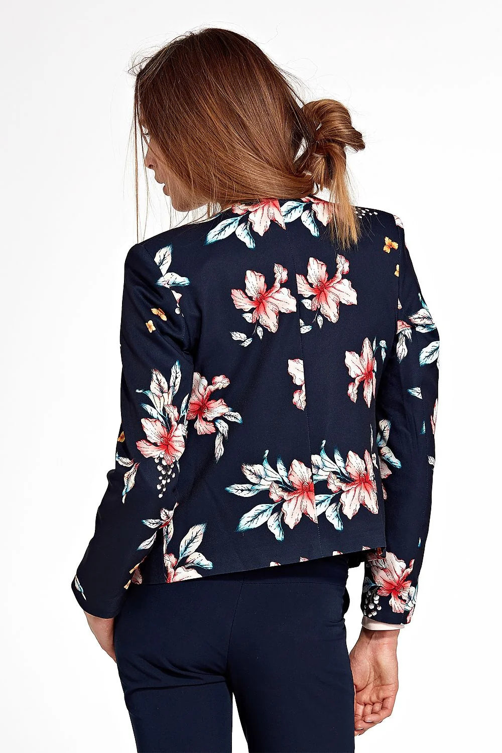 blazer femme veste sans col imprimé floral multicolore fond bleu marine cintrée épaules structurées manches retroussées
