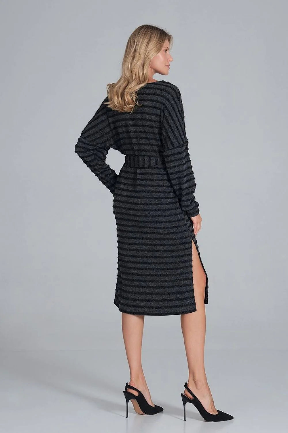 Robe tricot rayée grise élégante et décontractée avec ceinture pour un style chic quotidien