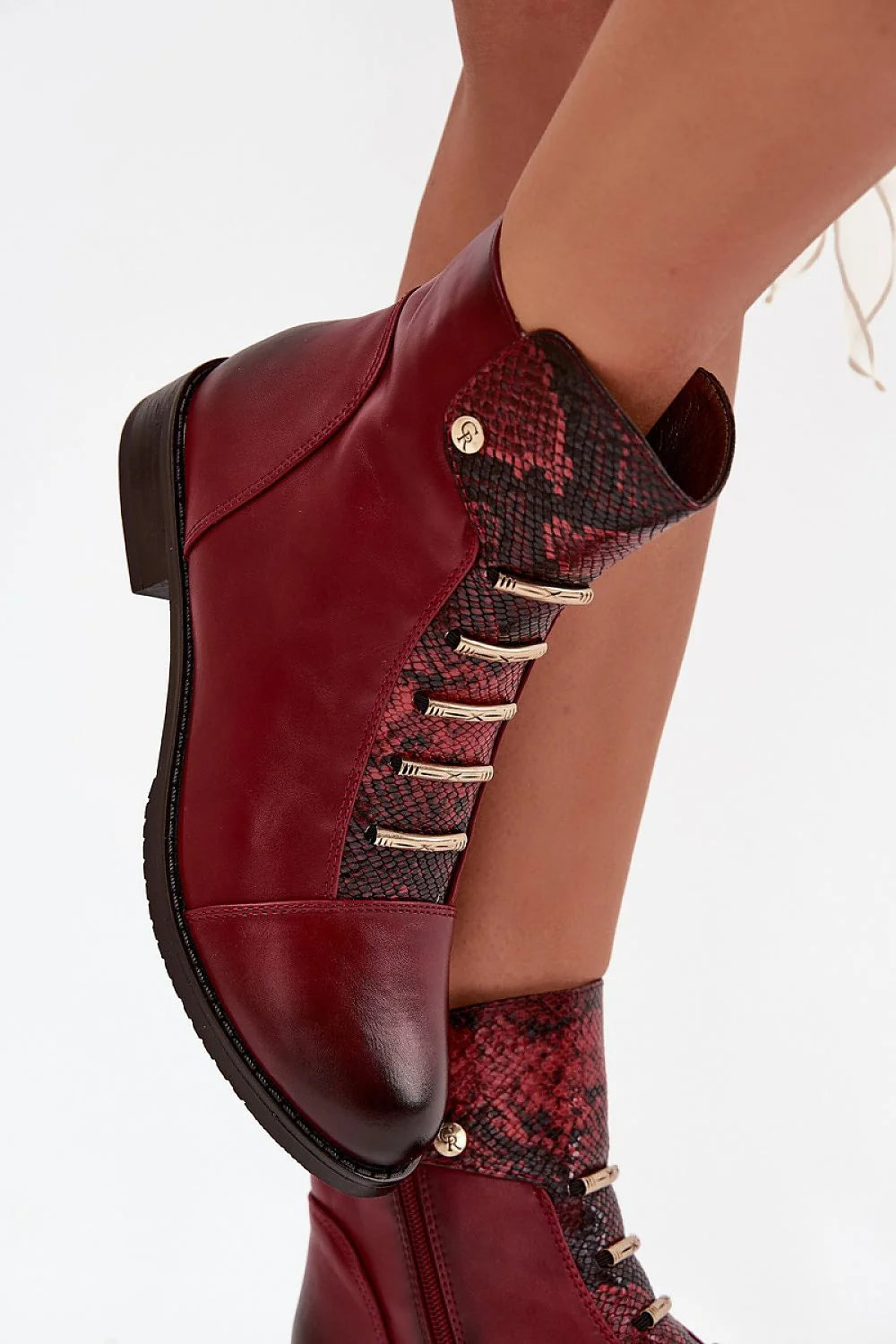 bottines femme bordeaux simili cuir doublure fourrure synthétique fermeture éclair talon bas carré bout rond semelle gomme python empiècements dorés