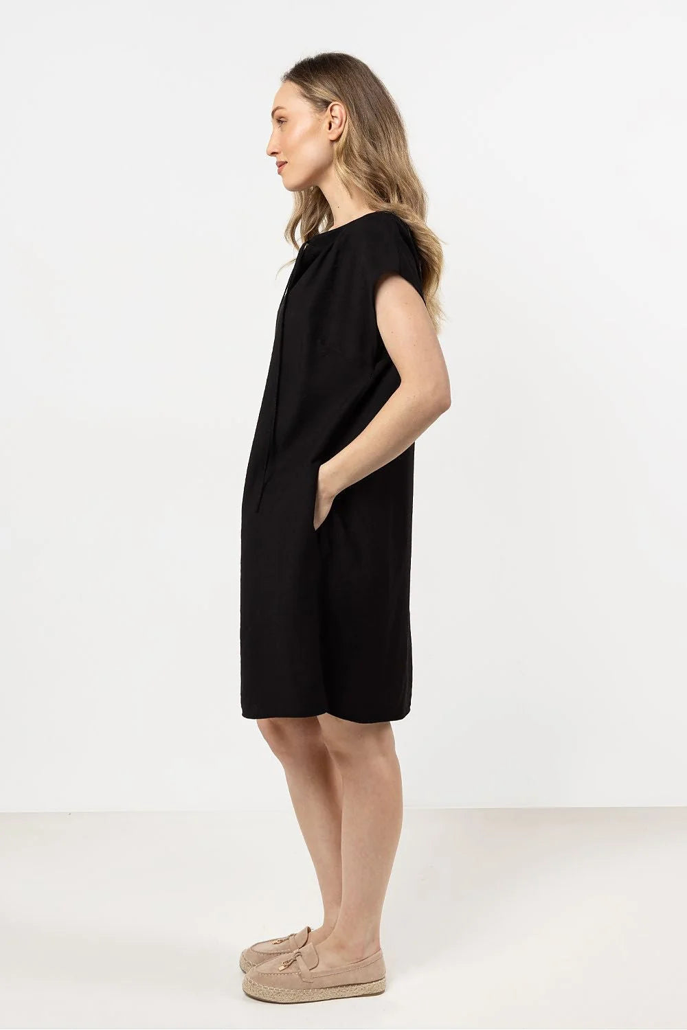 Robe de jour élégante en rayonne et nylon, col en V ajustable, épaules tombantes, poches latérales, couleur noire, coupe droite au-dessus du genou, femme