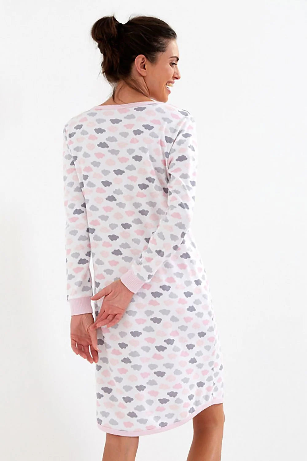 Chemise de nuit Cana en coton 100% manches longues motif nuages roses et gris douillette et confortable pour femme