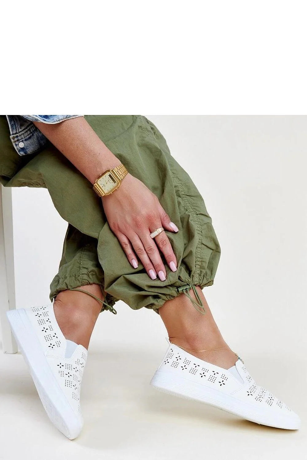 Baskets slip-on pour femme, design moderne et estival, cuir blanc perforé, semelle épaisse, confort maximal, style décontracté, idéal quotidien et sorties estivales