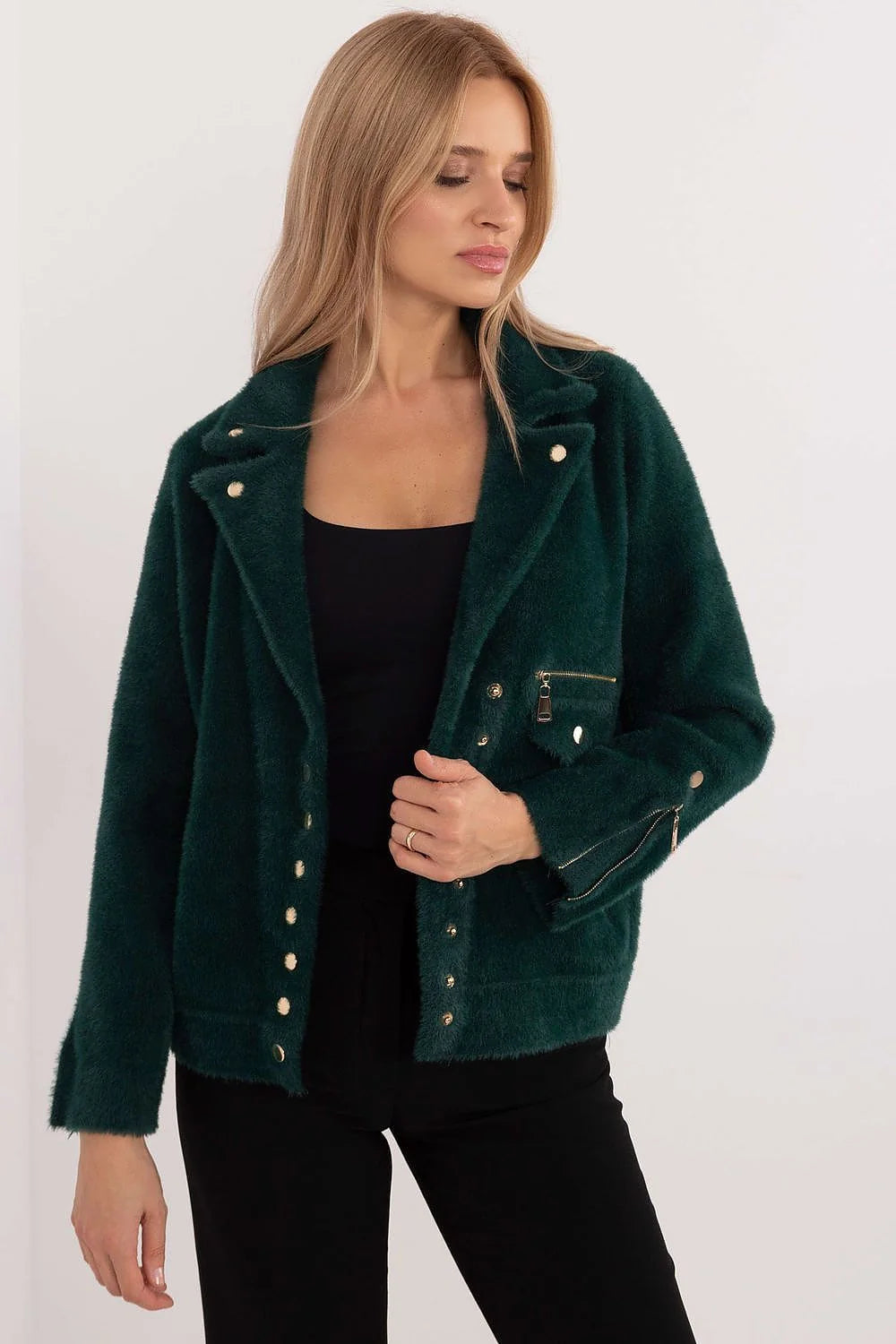 Veste pour femme élégante en fausse fourrure verte automne-hiver coupe droite fermeture asymétrique boutons dorés poches zippées manches décorées