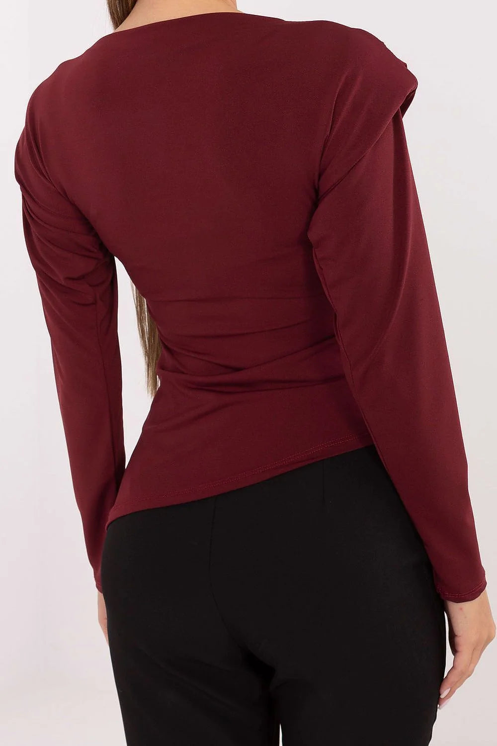 chemisier élégant manches longues décolleté bateau épaulettes intégrées fronces asymétriques ornement métal coupe ajustée douceur toucher polyester viscose