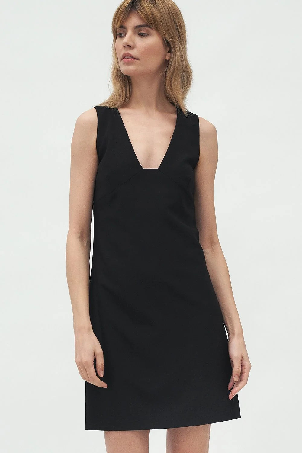 Robe élégante en tissu confortable bleu marine coupe droite chic parfaite soirée décontractée femme moderne