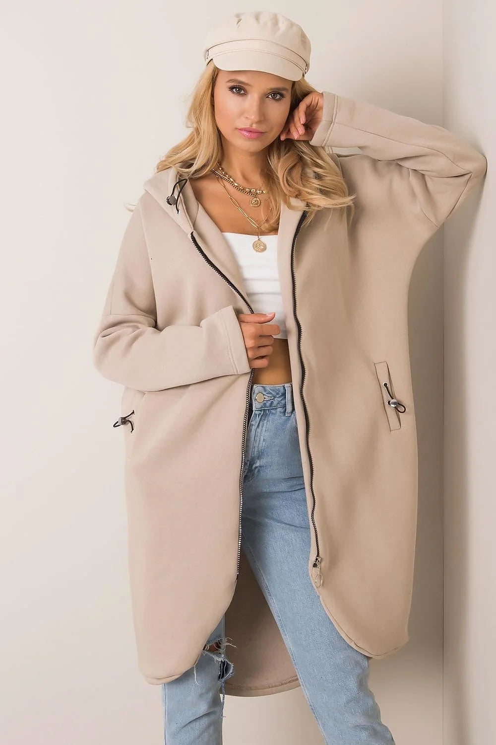Manteau pour femmes design moderne audacieux couleur fuchsia vif coupe oversize matériau structuré fonctionnalité confort