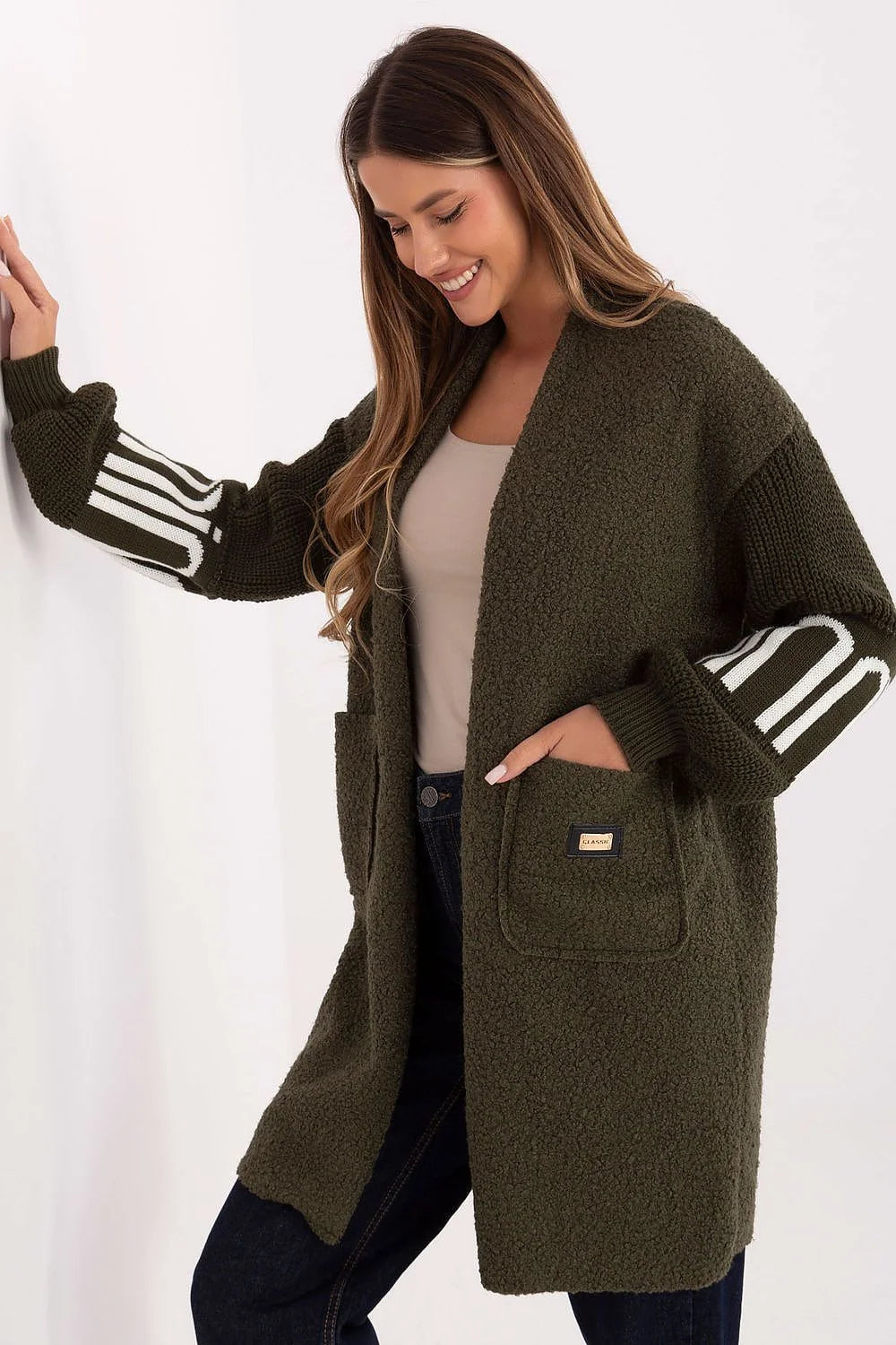 cardigan femme jeté longueur genou manches bouffantes tricot bouclé polyester doux léger confortable texture variée poches insérées