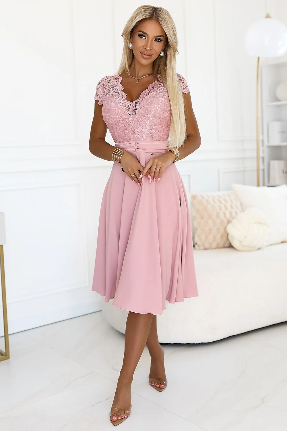robe soirée femme rose poudré dentelle florale corsage doublé décolleté V festonné manches courtes taille cintrée