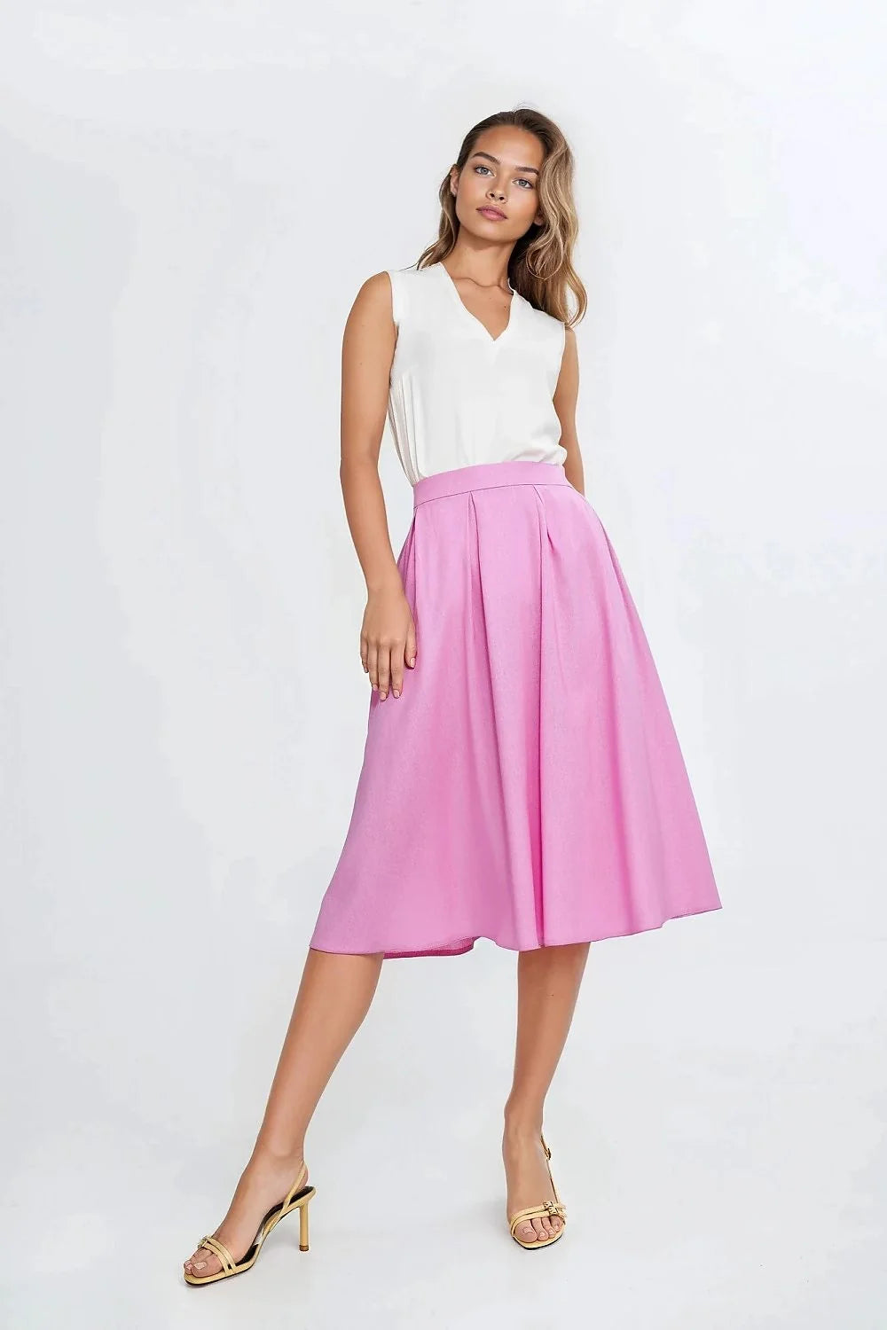 Tenue féminine élégante composée d'un haut sans manches et d'une jupe mi-longue rose vif