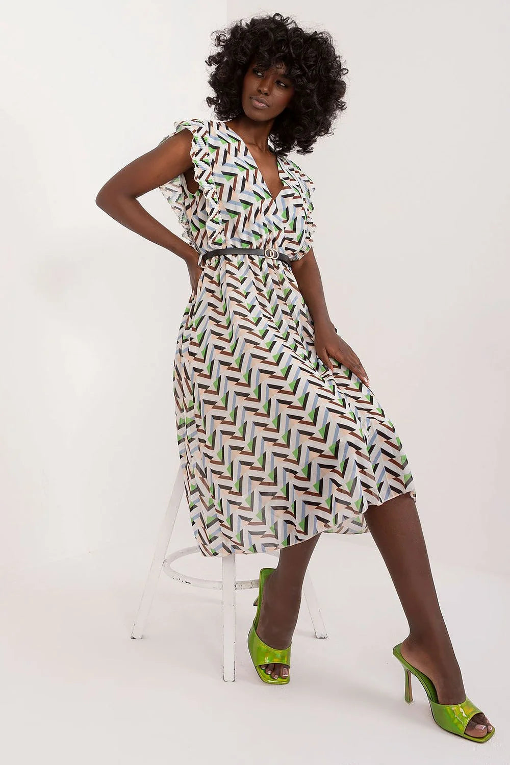 Robe d'été féminine coupe midi graphique manches courtes volants ceinture élastique occasion jour et soir