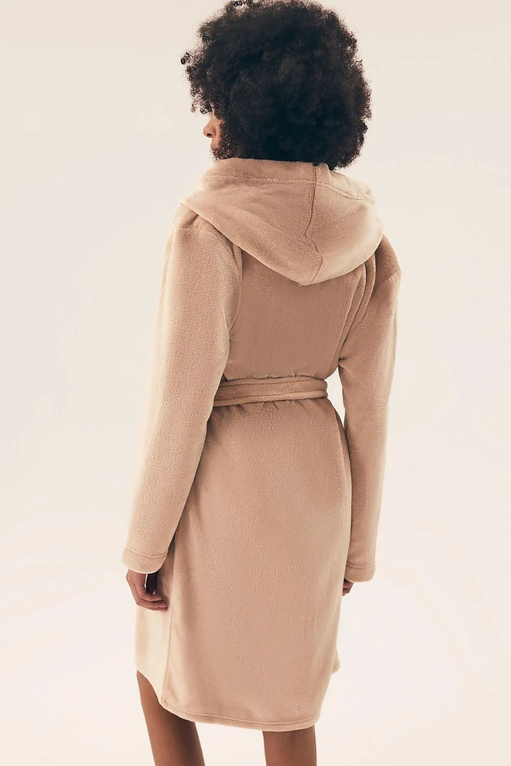 Peignoir féminin élégant et confortable longueur au-dessus du genou capuche manches longues couleur beige sable poches ceinture ajustable femme polyester 100%