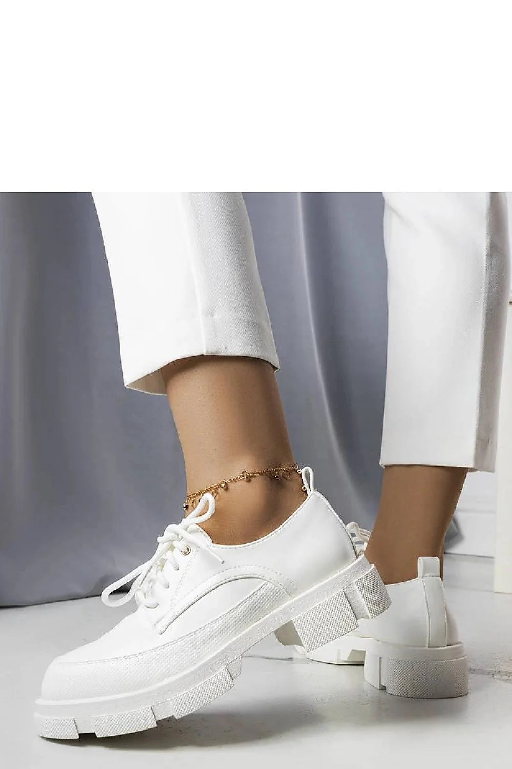 Chaussures basses tendance mode femme style moderne sneakers blanches épurées semelle épaisse cuir écologique confort