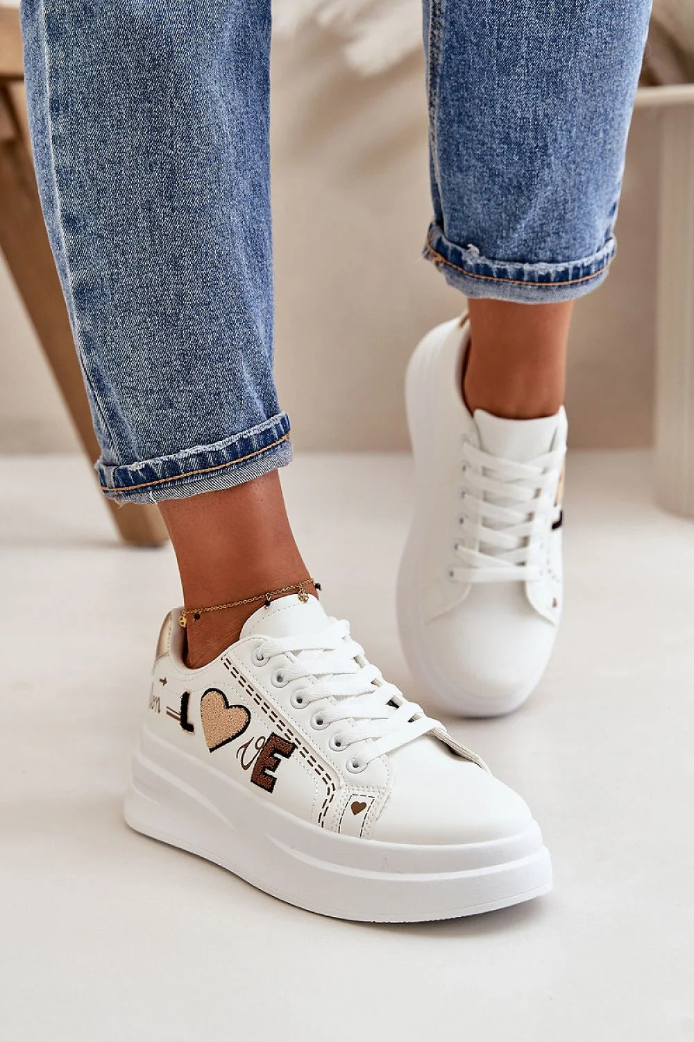 Chaussures de sport féminines modernes en cuir artificiel, plateforme confortable, style sportif élégant, détails LOVE doré, lacets blancs