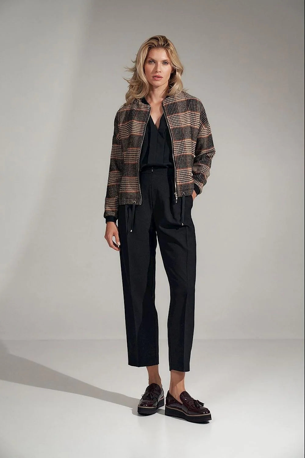 Pantalon femme taille haute noir en polyester élégant et confortable pour occasions professionnelles et soirées
