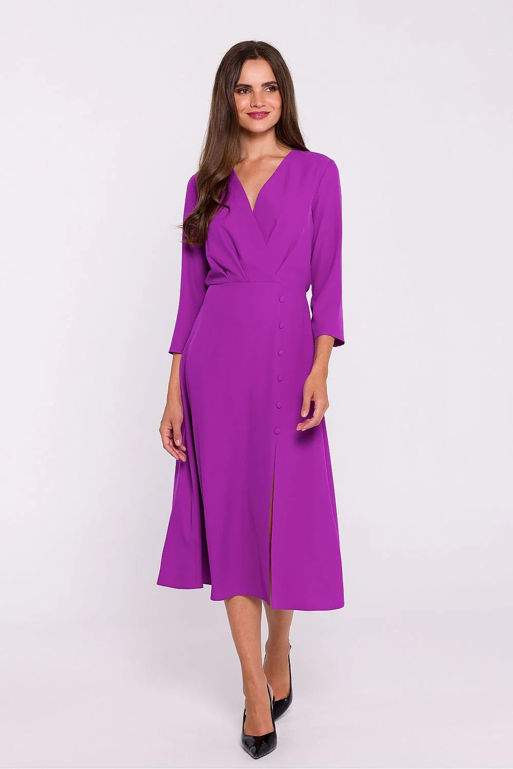 robe cachecoeur violette fluide soyeuse manches troisquarts col V cintrée jupe évasée midi fente discrète boutons décoratifs élégante