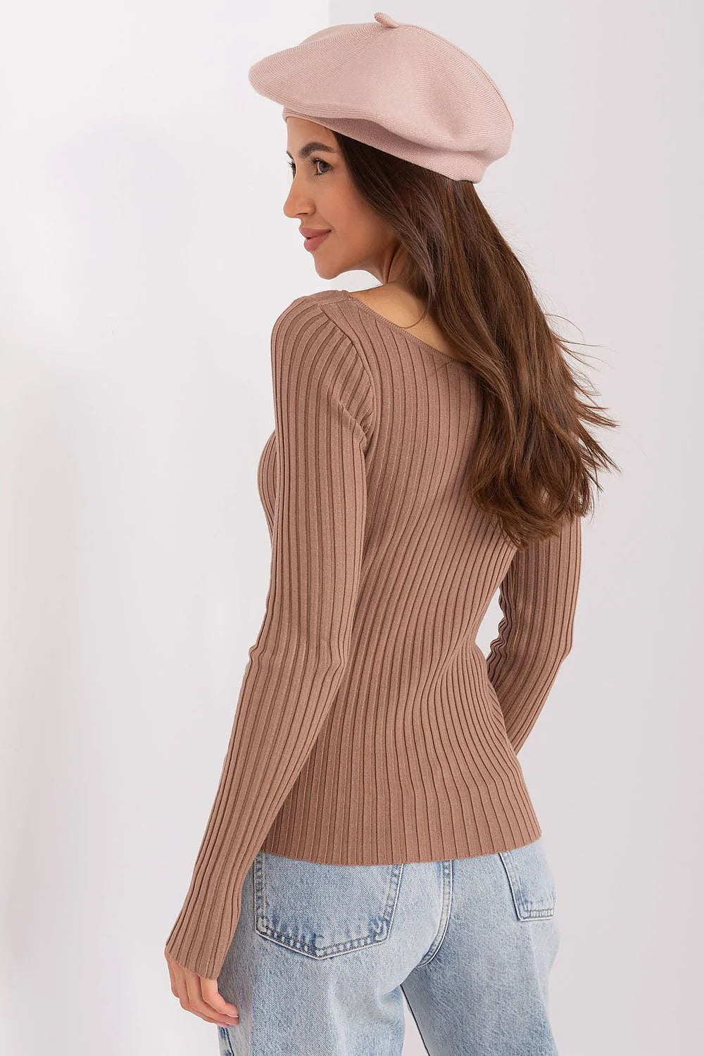 Béret élégant en acrylique coton cachemire rose pâle design parisien pour femmes avec pull côtelé brun taupe