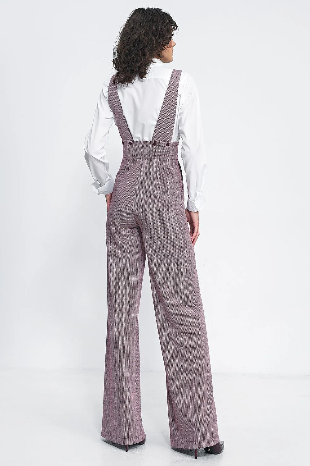 Salopette pour femme élégante rose pâle tissu texturé bretelles larges coupe haute occasions formelles