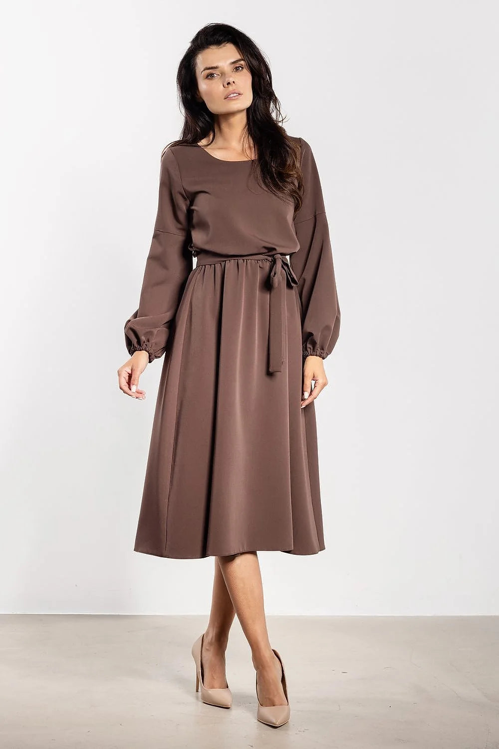 robe midi ceinturée manches bouffantes poignets élastiqués encolure ronde marron chocolat crêpe fluide coupe ample jupe évasée longueur genou élégante