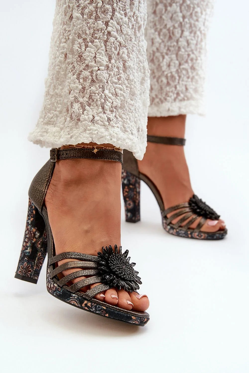 Sandales à talons pour femme, design métallique, cuir naturel, bride ajustable, fleur ornée, occasion élégante