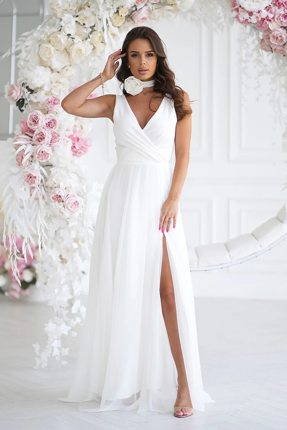 Robe longue élégante pour femmes en mousseline blanche décolleté en V croisé fente haute épaules dégagées accessoire floral