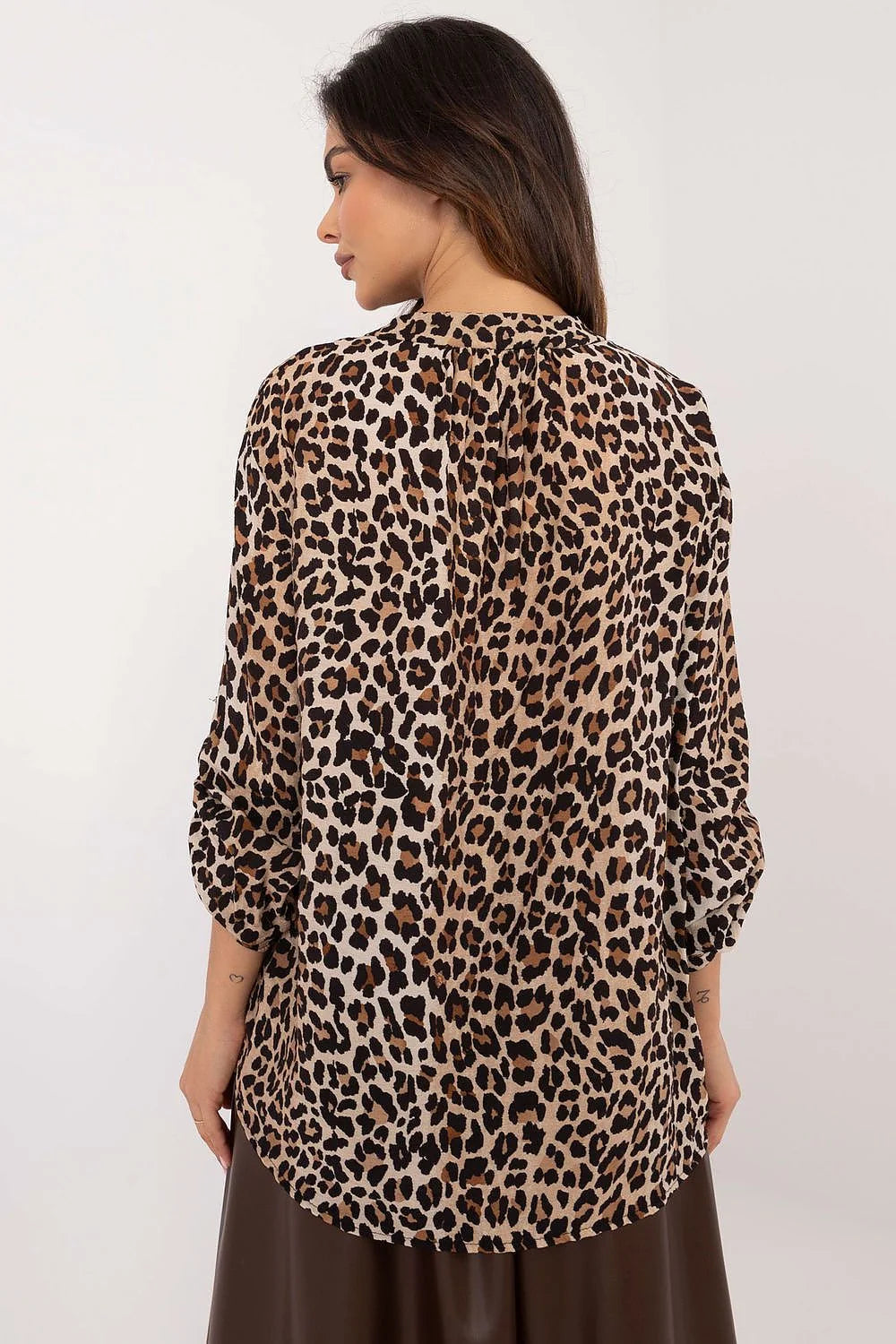 Chemisier Och Bella en viscose et nylon imprimé léopard manches longues col rond ajustable pour femme