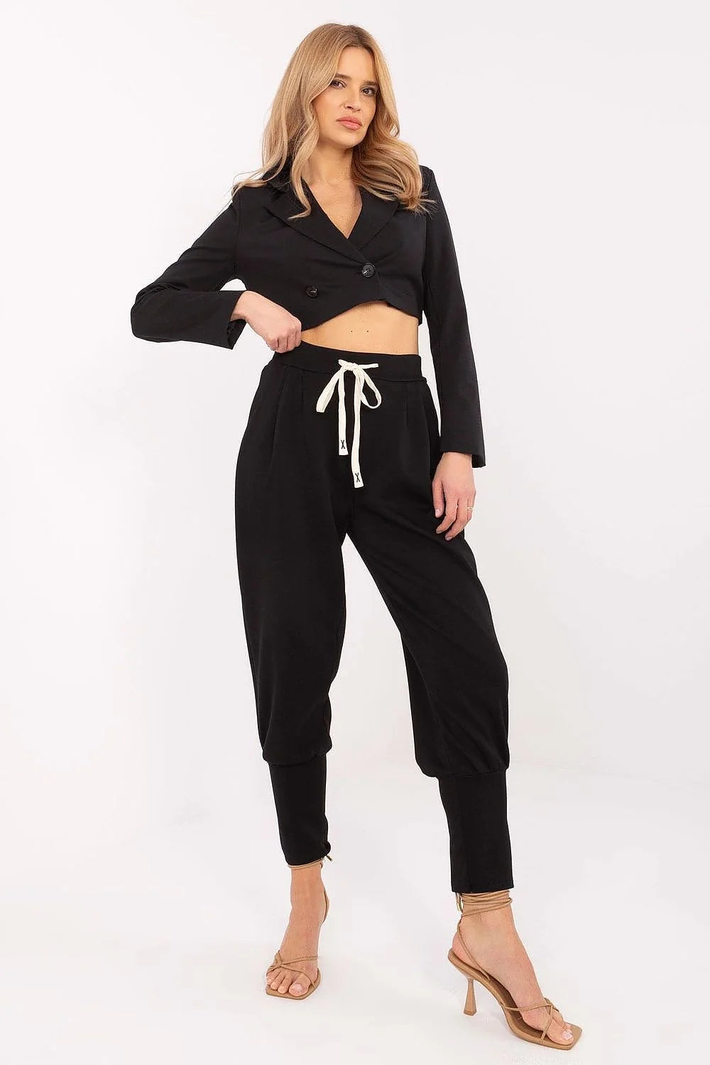 Ensemble vêtements mode femme moderne décontracté veste courte pantalon ample noir beige talons sandales
