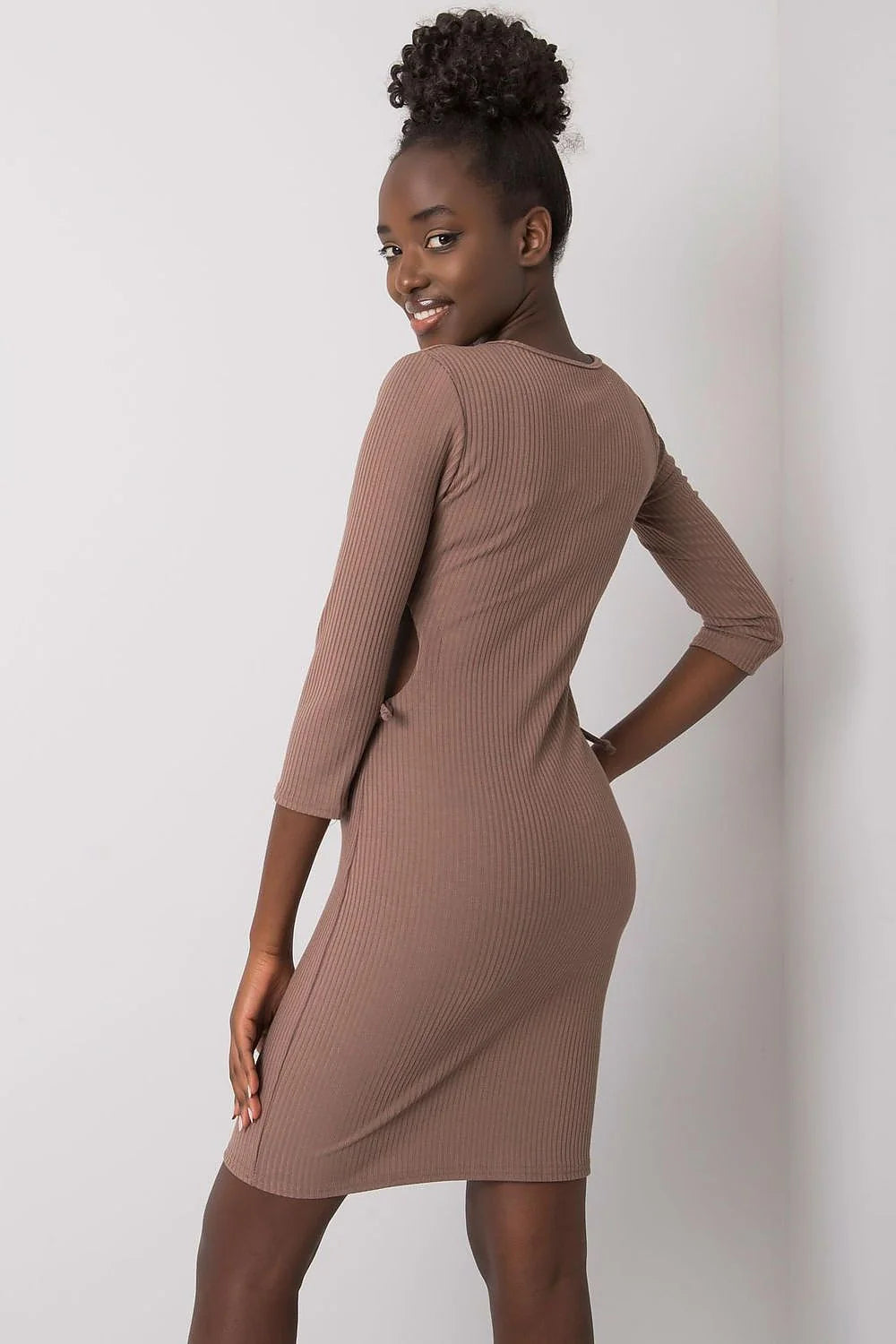 Robe Lakerta jour féminine ajustée silhouette tissu côtelé coton élasthanne confortable manches 3/4 col rond lacing décoratif brun taupe femme