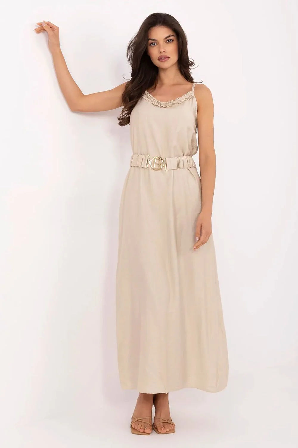 Robe de jour élégante sans manches beige clair coupé ample ceinture dorée femme été