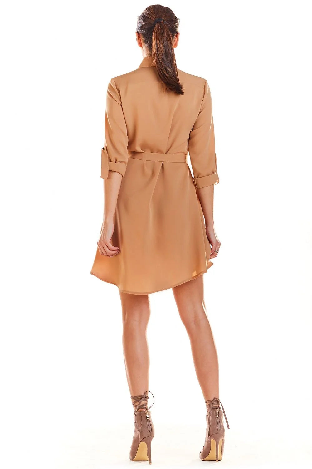 robe chemise courte bleu roi fluide évasée col classique boutonnage manches retroussées ceinture nouée taille ajustée ourlet asymétrique dos boutons