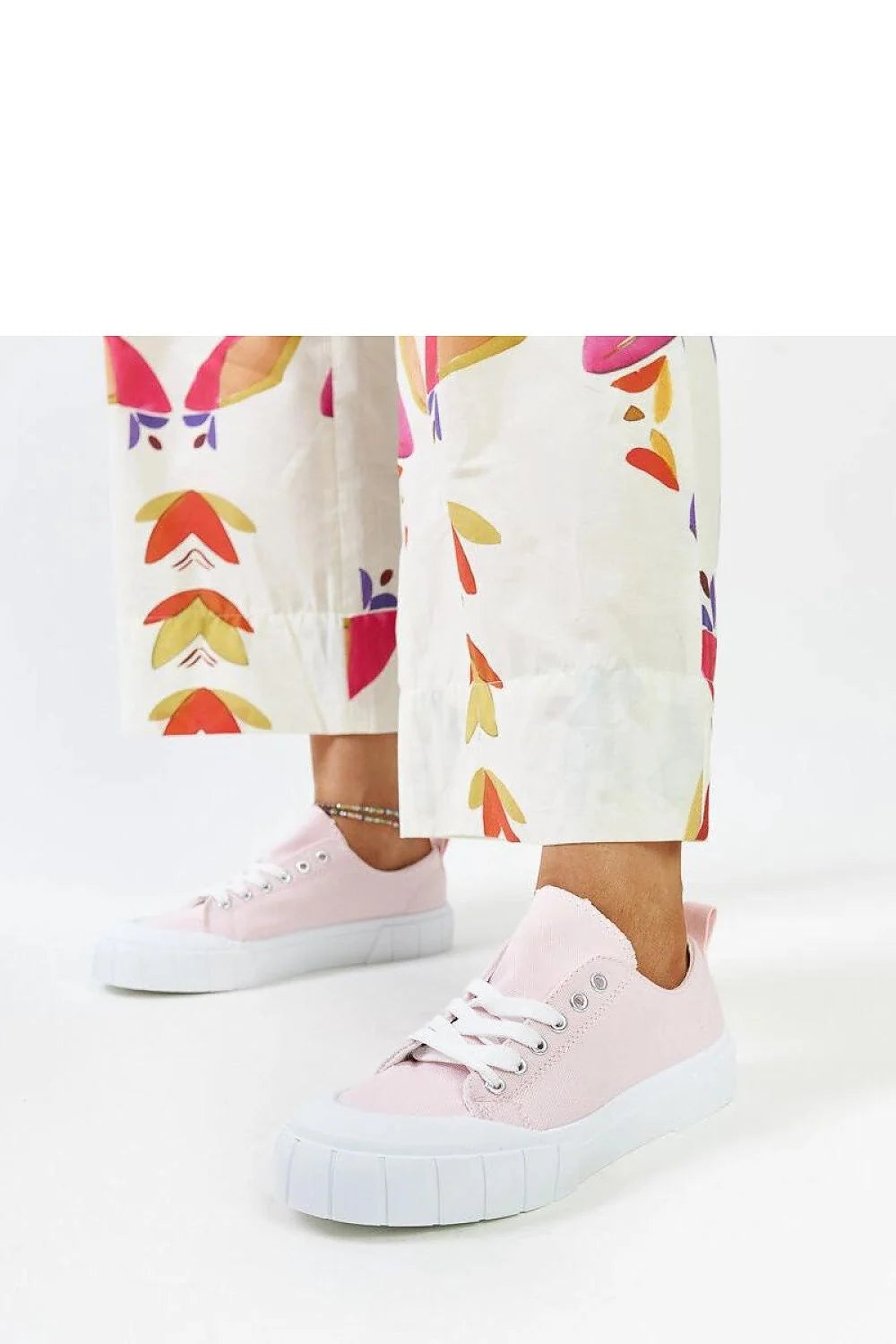 baskets femme rose pastel basse toile lacets blancs semelle caoutchouc blanche plateforme cannelée confortable respirante légère décontractée estivale polyvalente élégante