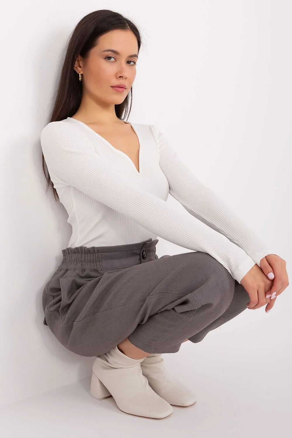 Haut ajusté manches longues côtelé blanc Pantalon ample taille haute gris femme mode élégante occasion quotidienne