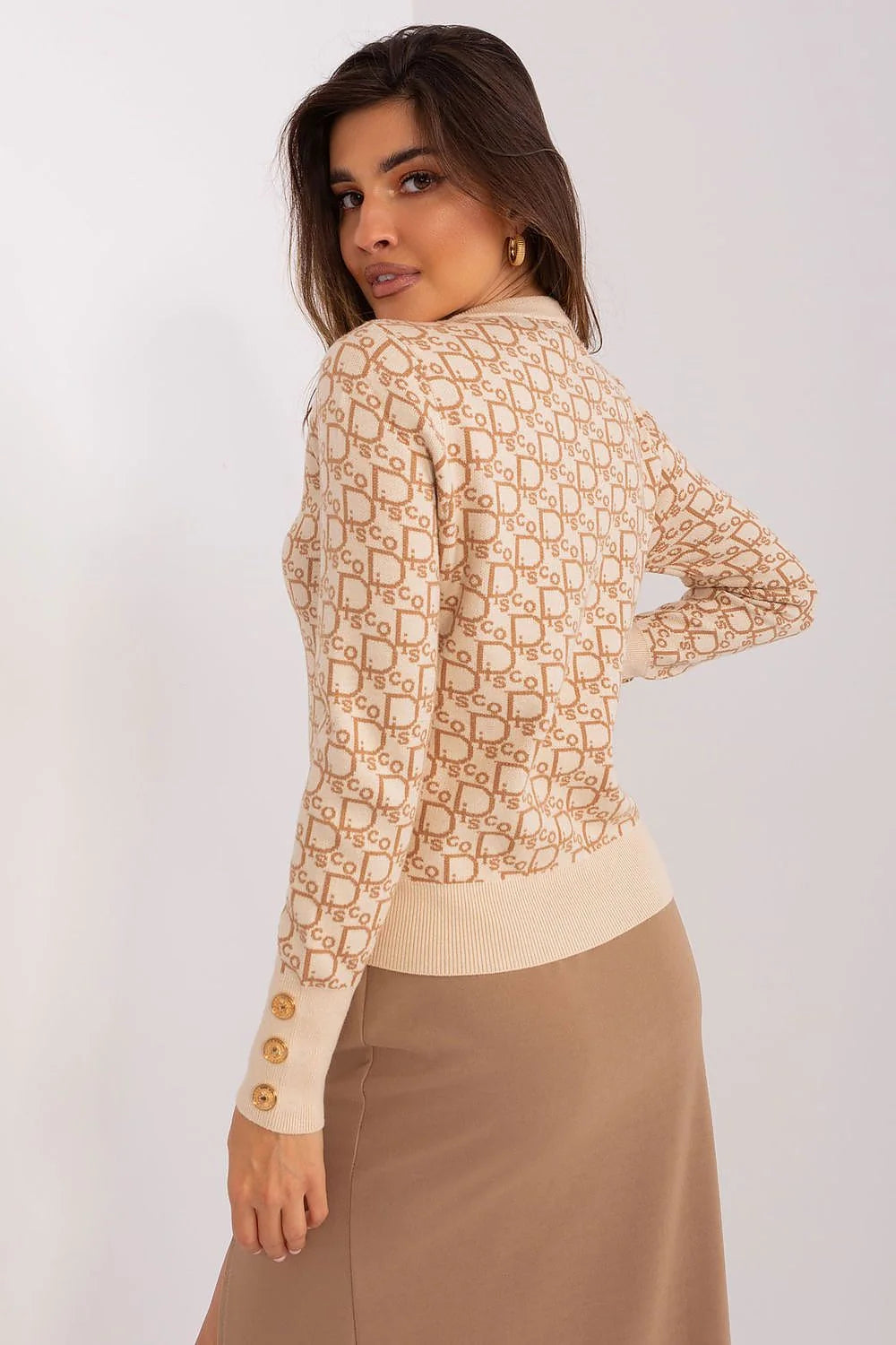 pull femme maille fine col rond motif monogramme géométrique allover beige camel courte côtelée manches longues boutons dorés