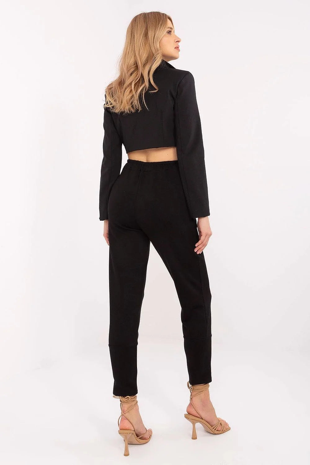 ensemble mode femme veste courte blazer croppé double boutonnage col revers pantalon jogger taille haute coupe fuselée cordon blanc contrastant