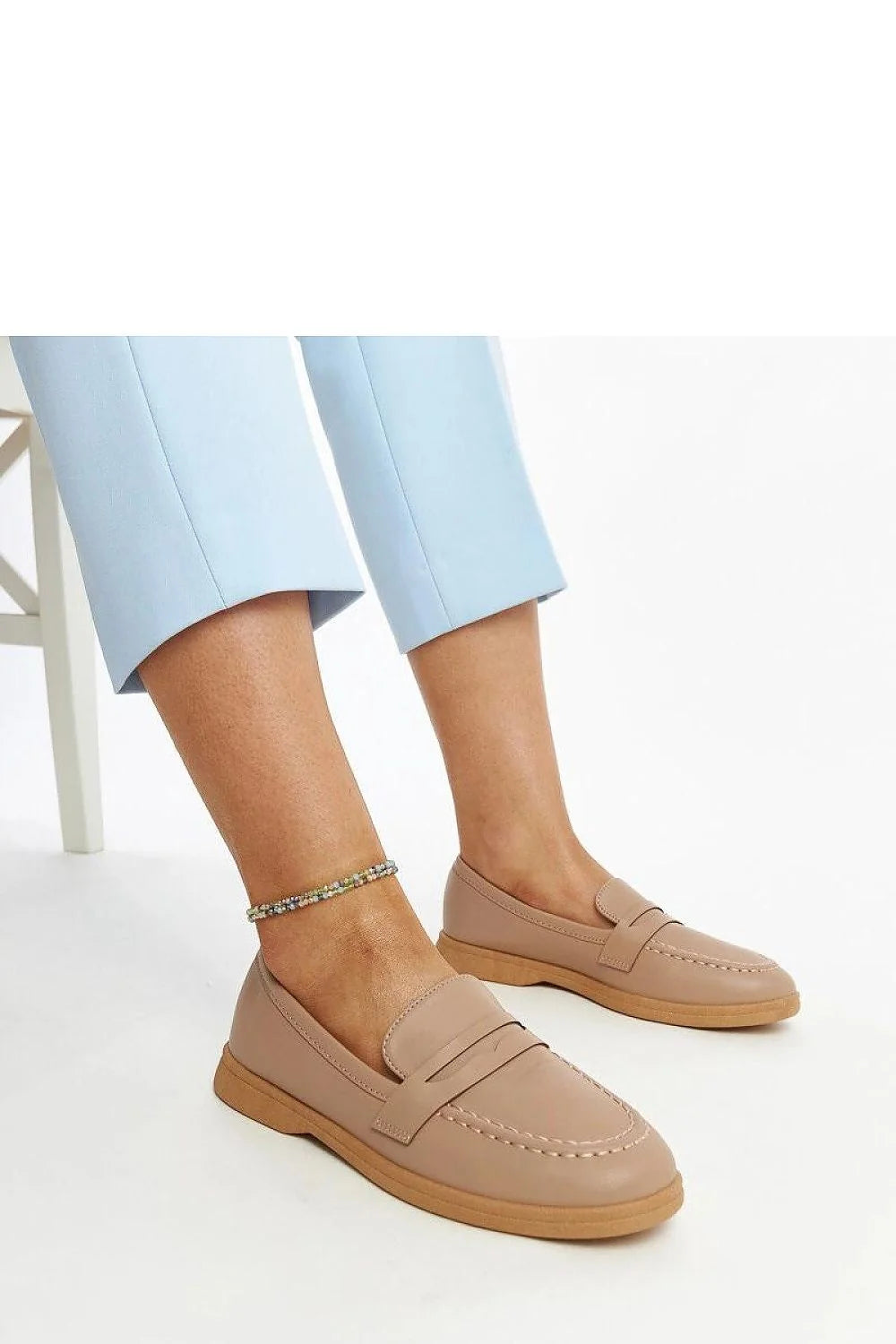 Mocassins classiques femme cuir écologique beige clair bout en amande semelle marron clair surpiqûres discrètes pantalon droite ajustée bleu clair sac main imitation cuir