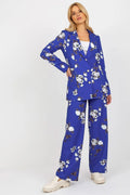 Costume tailleur femme veste pantalon bleu vif motifs floraux blancs brun élégant moderne occasion formelle professionnelle