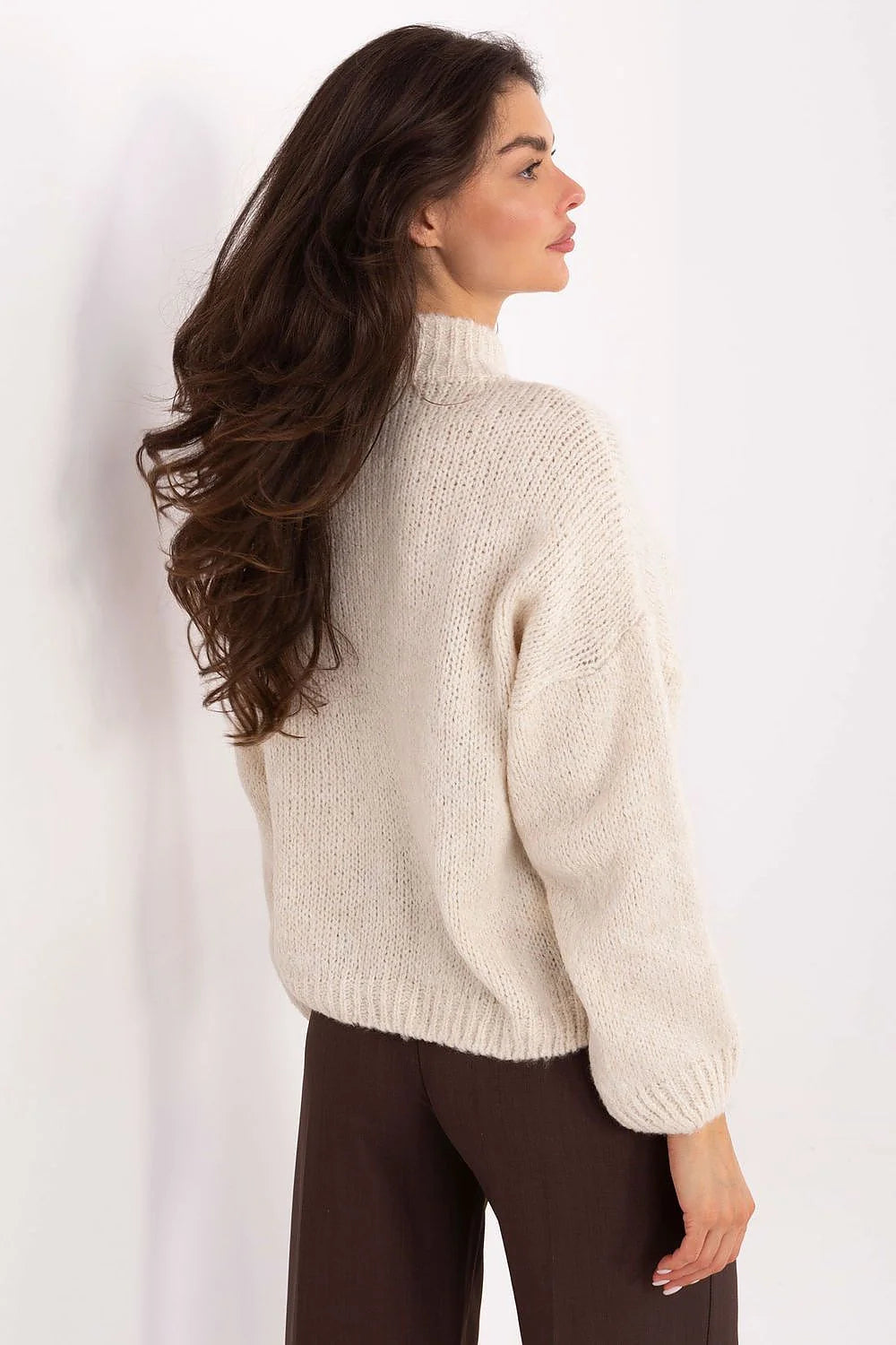 cardigan femme oversize court écru maille duveteuse mohair laine mélangée coupe cocon col montant gros boutons dorés sculptés