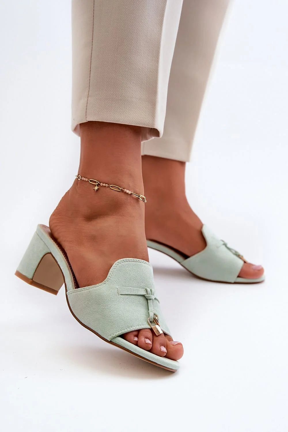 Mules ouvertes pour femme en cuir suédé éco-friendly, talon carré 5.5 cm, détails métalliques dorés, couleur vert pastel, occasion décontractée et élégante