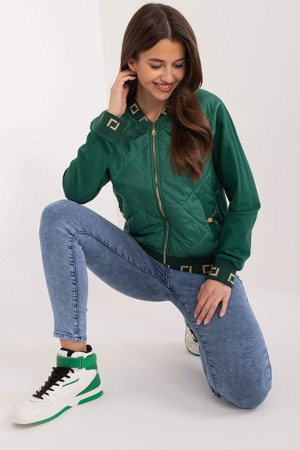 Veste sportive moderne pour femme en vert foncé, matelassée, col et poignets géométriques, fermeture éclair dorée, poches pression, coton, mode casual, chic, polyvalente, tendance, qualité, confort, quotidien, style urbain