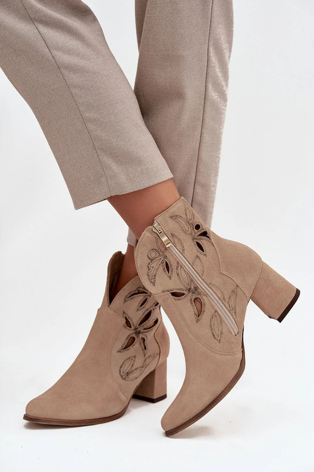 bottes femme suède beige taupe ajourées découpes florales surpiqûres bout pointues talon bloc moyen fermeture éclair intérieure antidérapantes confortables élégantes