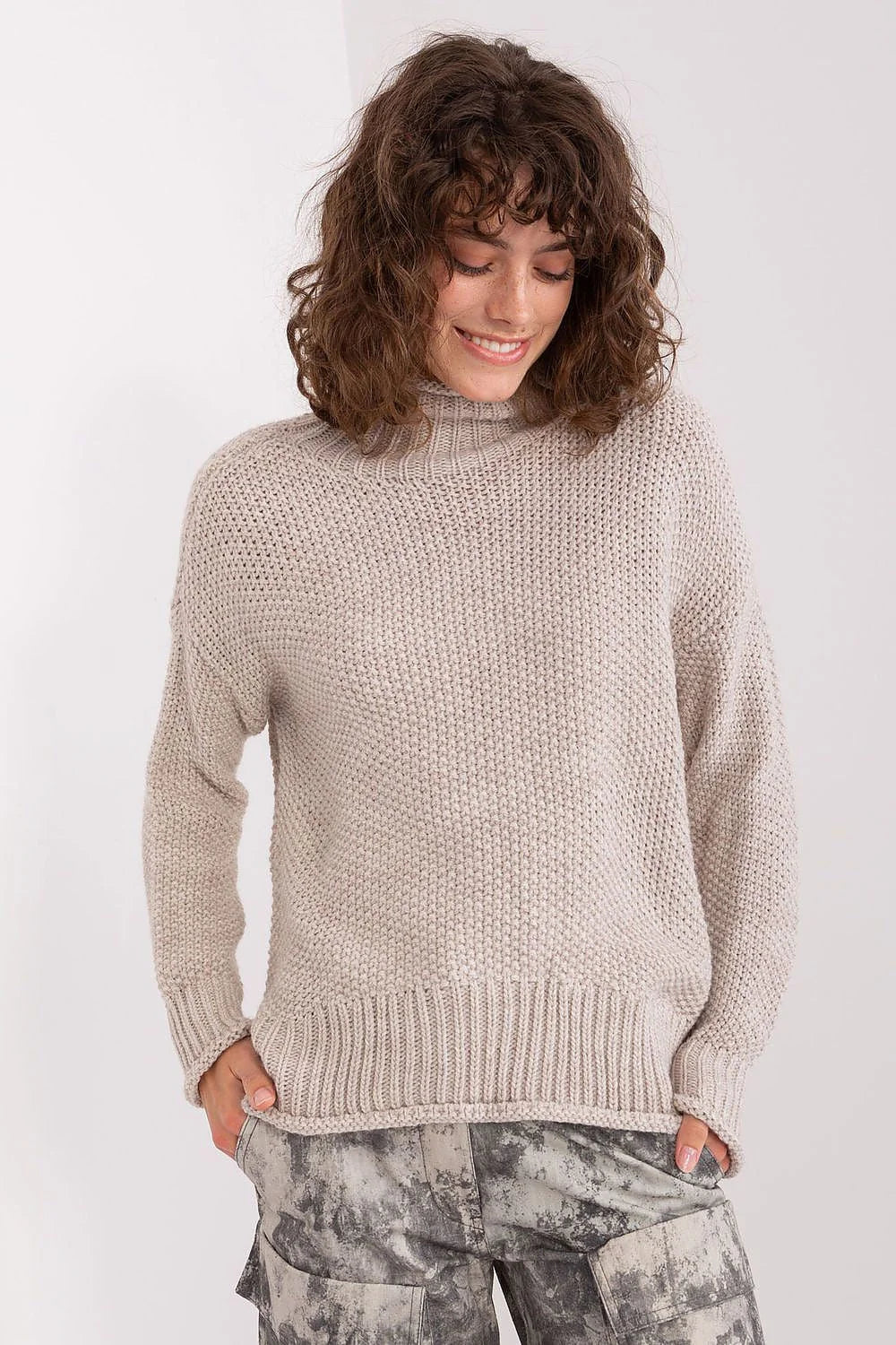 Pull tricoté femme col roulé beige clair manches longues texture douce volume coupe décontractée automne hiver