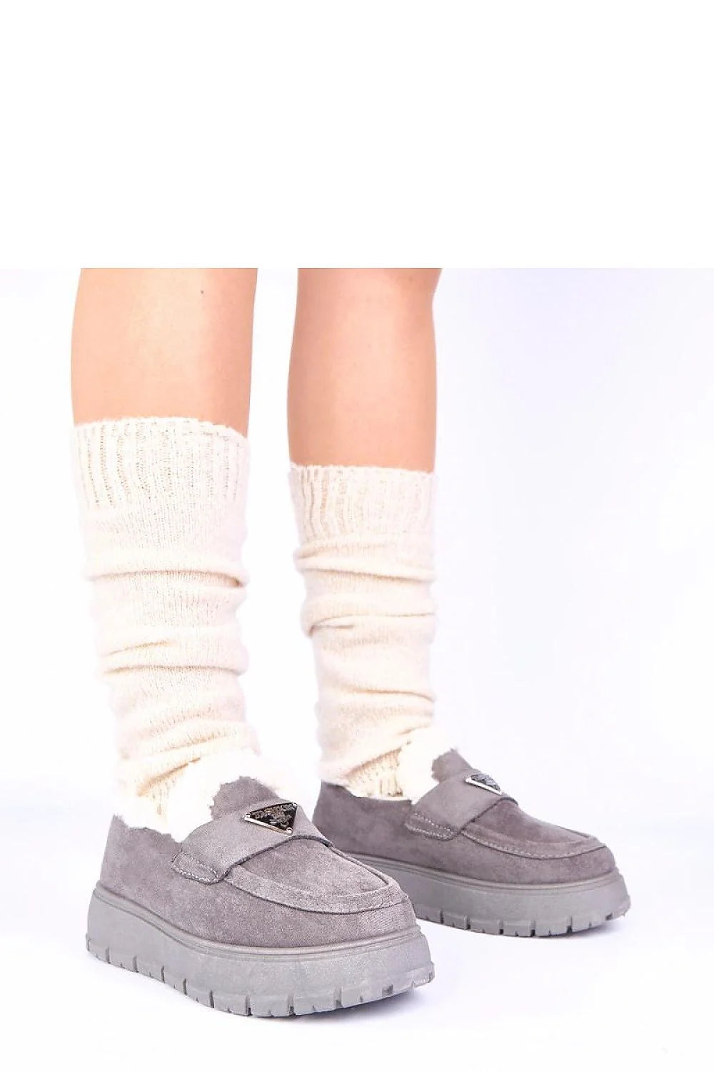 mocassins femme gris suédé plateforme compensée 4cm semelle crantée antidérapante doublure fourrure synthétique slipon bout arrondi plaque triangulaire