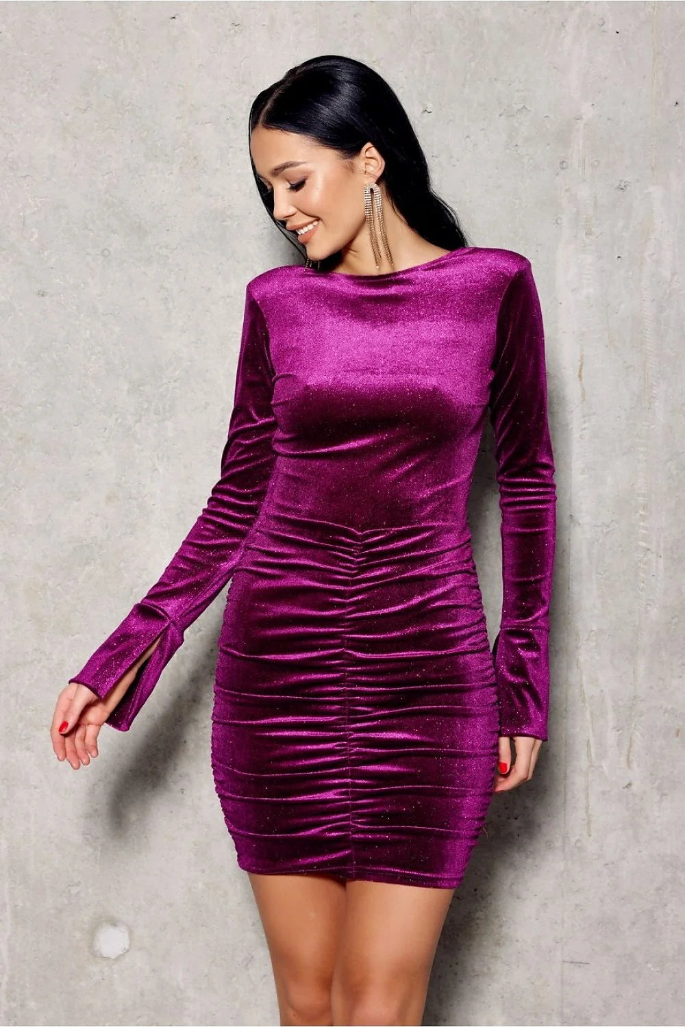 Robe élégante pour femme en velours violet profond, mini, manches longues, coupe ajustée, occasion spéciale